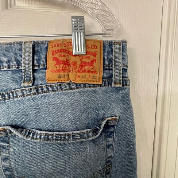 Levi’s 550 Relaxed Fit Jeans W40 L32 Light Wash Distressed Hem - Picture 3 of 10